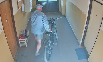 FOTO: Ilavskí policajti potrebujú identifikovať tohto muža 