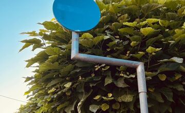 FOTO: Neznámy páchateľ ohrozil dopravu v Púchove poškodením značiek, mesto podalo trestné oznámenie