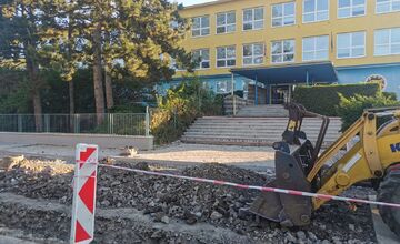 FOTO: V Trenčíne budujú bezpečnejší prechod pre chodcov na Bezručovej 