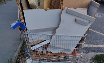 FOTO: V Novom Meste nad Váhom sa niektoré ulice menia na smetisko 