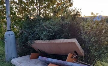 FOTO: V Novom Meste nad Váhom sa niektoré ulice menia na smetisko 