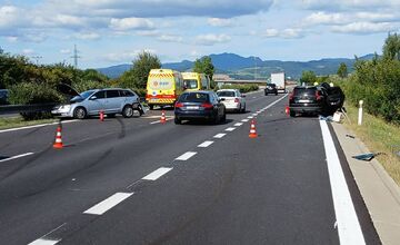FOTO: Po zrážke áut na D1 pri Beluši skončili dvaja ľudia v rukách záchranárov