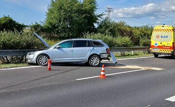 FOTO: Po zrážke áut na D1 pri Beluši skončili dvaja ľudia v rukách záchranárov