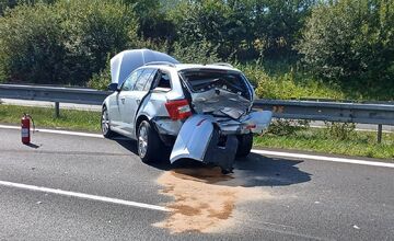 FOTO: Po zrážke áut na D1 pri Beluši skončili dvaja ľudia v rukách záchranárov