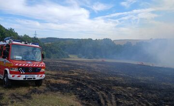 FOTO: Lúku pri železničnej trati v Starej Turej zachvátil požiar, príčina je zatiaľ neznáma