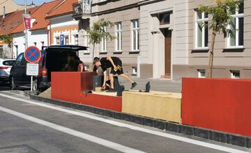 FOTO: Autá nahradí kultúra: Palackého ulica sa premení na živý verejný priestor