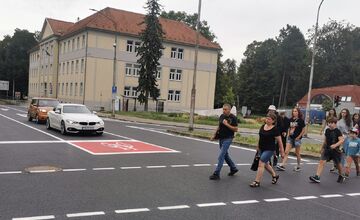 FOTO: Mesto dokončilo opravu cesty pred ZUŠ K. Pádivého v Trenčíne, vodiči môžu prejsť aj podjazdom