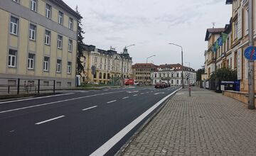 FOTO: Mesto dokončilo opravu cesty pred ZUŠ K. Pádivého v Trenčíne, vodiči môžu prejsť aj podjazdom