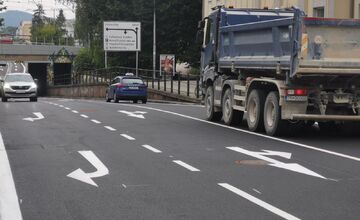 FOTO: Mesto dokončilo opravu cesty pred ZUŠ K. Pádivého v Trenčíne, vodiči môžu prejsť aj podjazdom