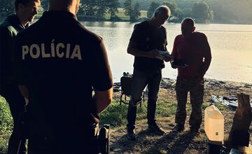 FOTO: Akcia „Háčik“! Polícia dohliadala na rybárov pri Bánovciach nad Bebravou, odhalila tri priestupky