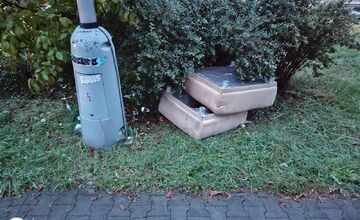 FOTO: V Novom meste nad Váhom niekto vyváža pravidelne odpad na Piešťanskú ulicu 