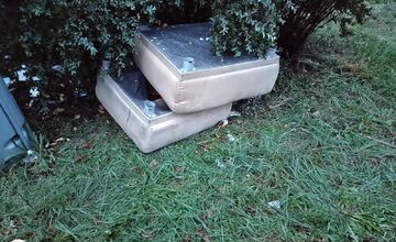 FOTO: V Novom meste nad Váhom niekto vyváža pravidelne odpad na Piešťanskú ulicu 