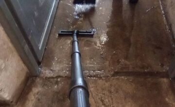 FOTO: Výdatné dažde vytopili pivnice obecného úradu aj Katolíckeho domu v Chynoranoch