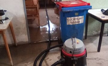 FOTO: Výdatné dažde vytopili pivnice obecného úradu aj Katolíckeho domu v Chynoranoch