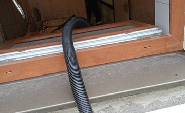 FOTO: Výdatné dažde vytopili pivnice obecného úradu aj Katolíckeho domu v Chynoranoch