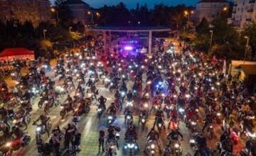 FOTO: Nočnú jazdu Považím sledujú každoročne tisíce obyvateľov 