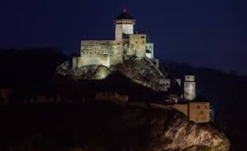FOTO: Trenčiansky hrad opäť organizuje obľúbené nočné prehliadky 