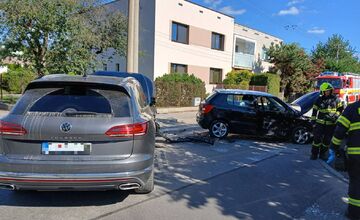 FOTO: V Púchove došlo k nehode dvoch áut, zranili sa dve osoby
