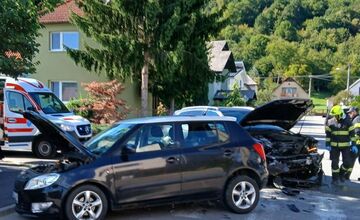 FOTO: V Púchove došlo k nehode dvoch áut, zranili sa dve osoby