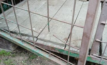 FOTO: Dramatické chvíle v Bánovciach, šteniatku museli pomôcť hasiči