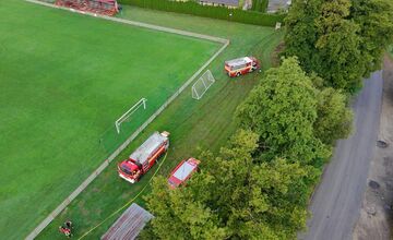 FOTO: Na štadióne v Pravenci horeli šatne, hráči sa museli prezliekať v susednej obci