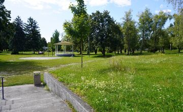 FOTO: V Bánovciach menia mestský park na modernú oázu oddychu. Pribudnú jazierka, stromy aj nový amfiteáter