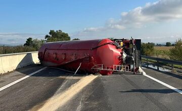 FOTO: Ranná zrážka troch kamiónov na diaľnici D1 v smere z Piešťan do Trenčína