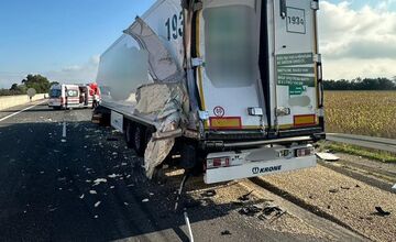 FOTO: Ranná zrážka troch kamiónov na diaľnici D1 v smere z Piešťan do Trenčína