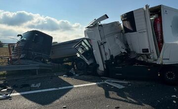FOTO: Ranná zrážka troch kamiónov na diaľnici D1 v smere z Piešťan do Trenčína