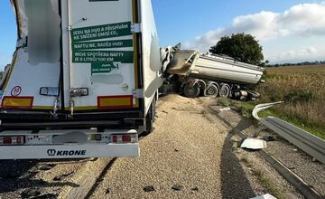 FOTO: Ranná zrážka troch kamiónov na diaľnici D1 v smere z Piešťan do Trenčína