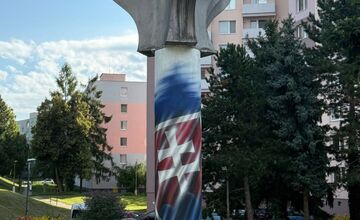 FOTO: Socha v Bánovciach dostala nový šat. Obyvatelia hovoria o gýči a strate dôstojnosti