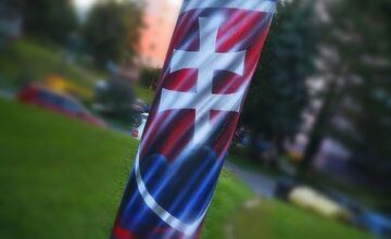 FOTO: Socha v Bánovciach dostala nový šat. Obyvatelia hovoria o gýči a strate dôstojnosti