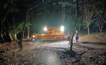 FOTO: Štvorkolka sa prevrátila v Handlovej pri Novej Lehote, zranila sa jedna osoba