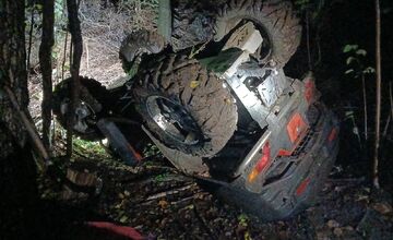 FOTO: Štvorkolka sa prevrátila v Handlovej pri Novej Lehote, zranila sa jedna osoba