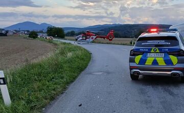 FOTO: V Dubnici nad Váhom sa čelne zrazili dve autá, vodičku previezli vrtuľníkom do nemocnice