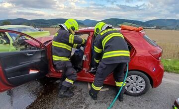 FOTO: V Dubnici nad Váhom sa čelne zrazili dve autá, vodičku previezli vrtuľníkom do nemocnice
