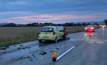 FOTO: V Dubnici nad Váhom sa čelne zrazili dve autá, vodičku previezli vrtuľníkom do nemocnice