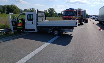 FOTO: Po náraze do zvodidiel na diaľnici D1 pri Ilave zostala dodávka uviaznutá na ceste, zranili sa dvaja ľudia