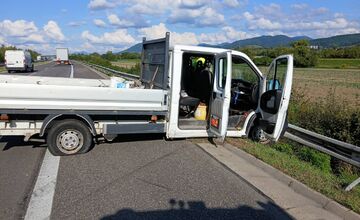 FOTO: Po náraze do zvodidiel na diaľnici D1 pri Ilave zostala dodávka uviaznutá na ceste, zranili sa dvaja ľudia