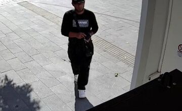 FOTO: Polícia v Púchove hľadá muža zachyteného na fotografiách, o pomoc žiada verejnosť