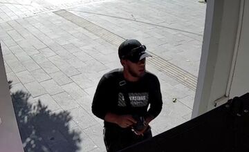 FOTO: Polícia v Púchove hľadá muža zachyteného na fotografiách, o pomoc žiada verejnosť