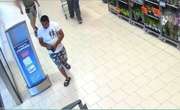 FOTO: Polícia v Trenčíne hľadá muža zachyteného na fotografiách, o pomoc žiada verejnosť