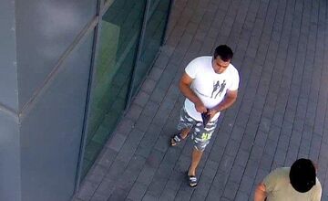 FOTO: Polícia v Trenčíne hľadá muža zachyteného na fotografiách, o pomoc žiada verejnosť