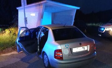 FOTO: V Mníchovej Lehote havarovalo osobné vozidlo, narazilo do autobusovej zástavky