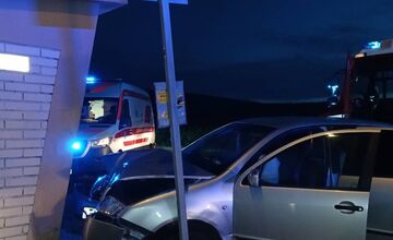 FOTO: V Mníchovej Lehote havarovalo osobné vozidlo, narazilo do autobusovej zástavky