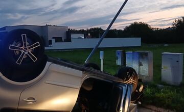 FOTO: Po náraze do stĺpa ostalo auto prevrátené na streche, vodiča previezli do nemocnice