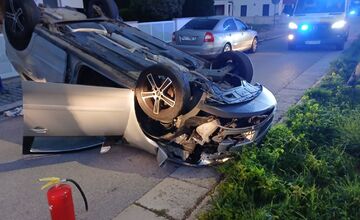 FOTO: Po náraze do stĺpa ostalo auto prevrátené na streche, vodiča previezli do nemocnice