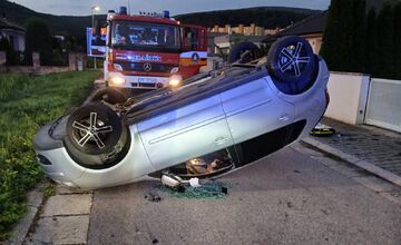 FOTO: Po náraze do stĺpa ostalo auto prevrátené na streche, vodiča previezli do nemocnice