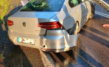 FOTO: Pri hrozivej nehode áut s kamiónom za Prievidzou sa zranila jedna osoba, museli ju z vozidla vyslobodiť