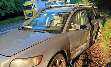 FOTO: Pri hrozivej nehode áut s kamiónom za Prievidzou sa zranila jedna osoba, museli ju z vozidla vyslobodiť